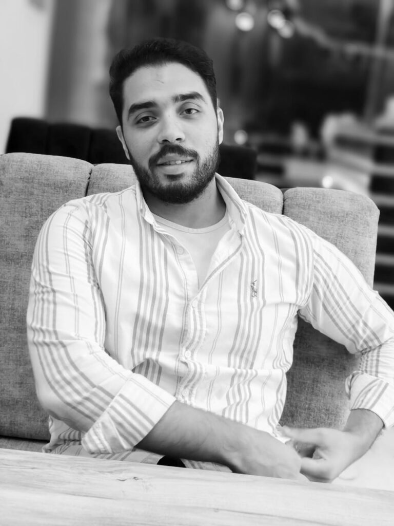 من نحن — فون ريفيو 1 كاتب موقع فون ريفيو عدنان مصطفى