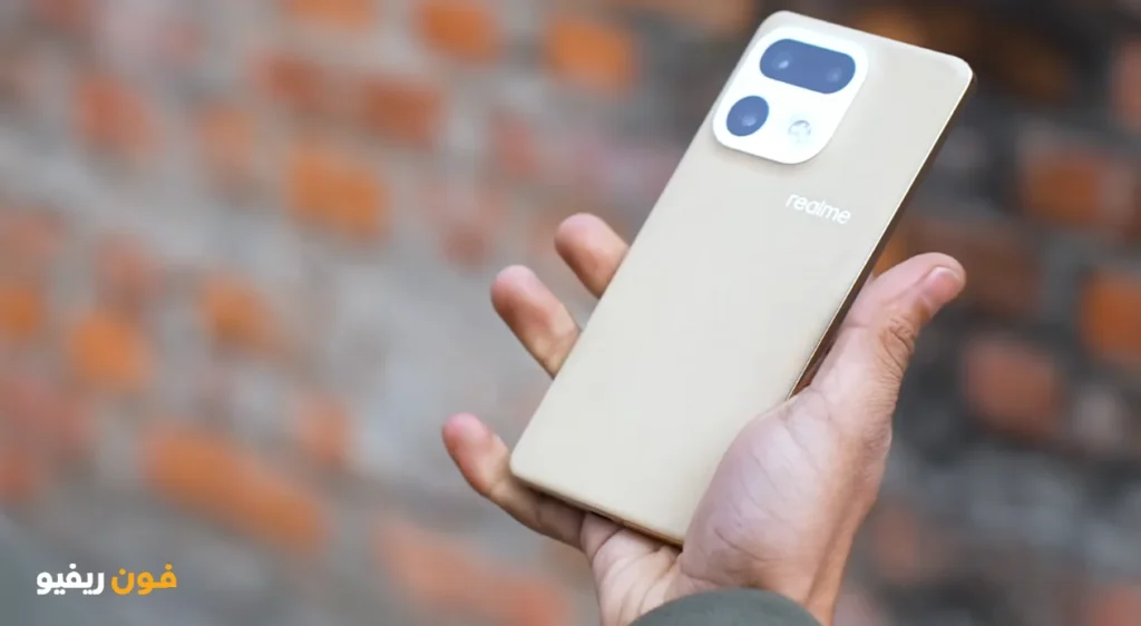 صورة الجهة الخلفية لهاتف Realme 16 Pro Plus تُظهر وحدة الكاميرات الثلاثية والظهر الجلدي السيليكوني باللون الذهبي